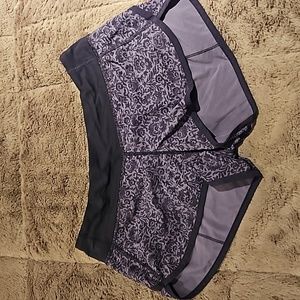 Lululemon floral print black gray shorts size 6 Excellent